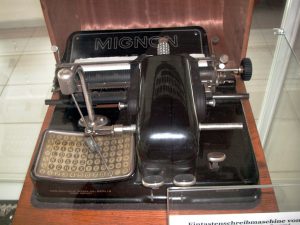 Man sieht eine Zeigerschreibmaschine aus dem Jahr 1924