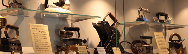 Bügeleisen in einer Vitrine