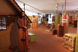 keltenausstellung mit Lehmhaus, Vitrinen, Eisenschmelze